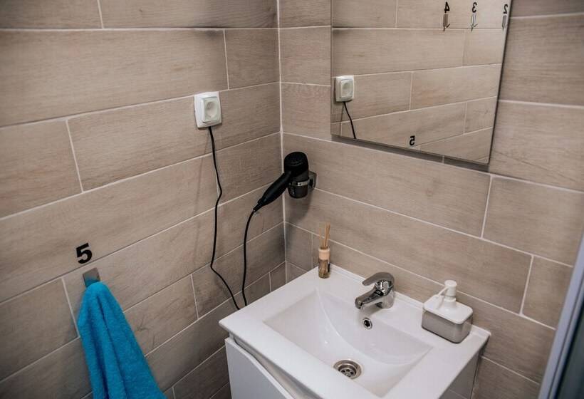 تختخواب در اتاق مشترک, Deck Lodge