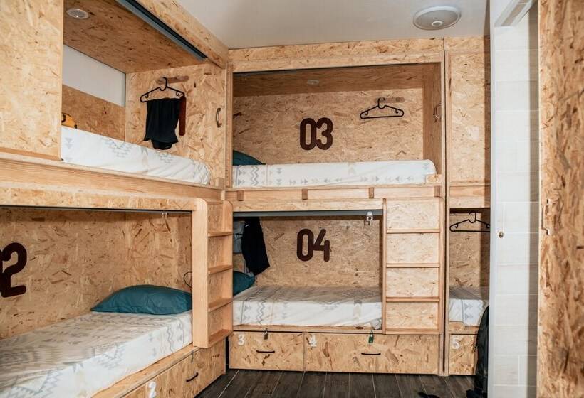 تختخواب در اتاق مشترک, Deck Lodge