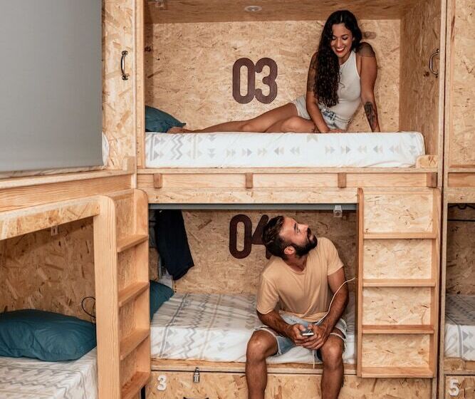 تختخواب در اتاق مشترک, Deck Lodge