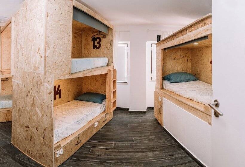 تختخواب در اتاق مشترک, Deck Lodge