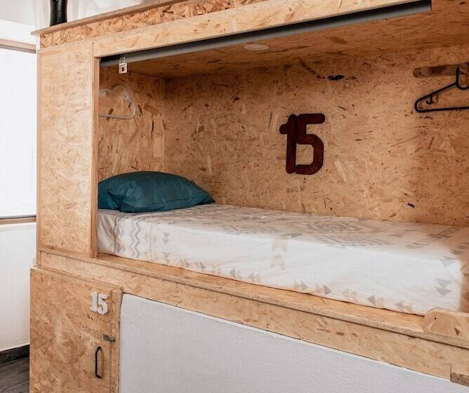 تختخواب در اتاق مشترک, Deck Lodge