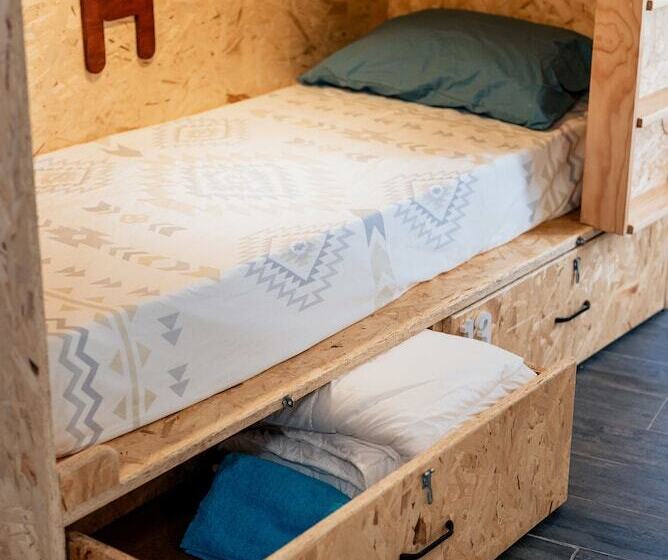 تختخواب در اتاق مشترک, Deck Lodge