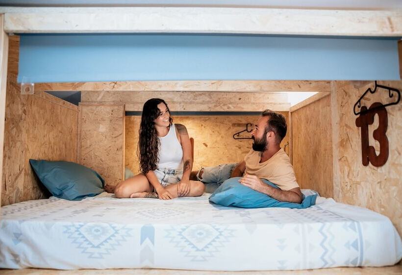 تختخواب در اتاق مشترک, Deck Lodge