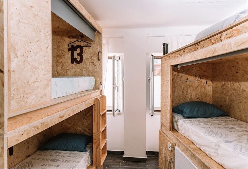 تختخواب در اتاق مشترک, Deck Lodge