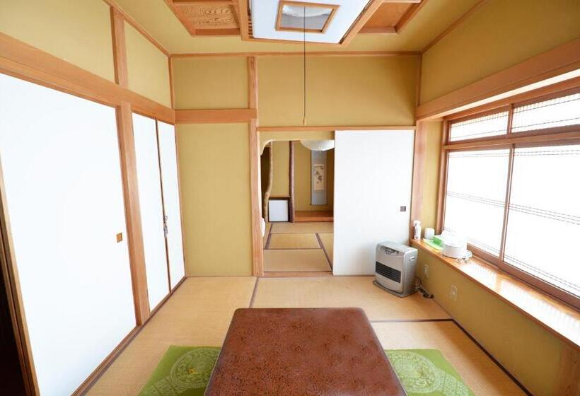 غرفة عائلية مطلّة علي الجبل, Fwa Guest House