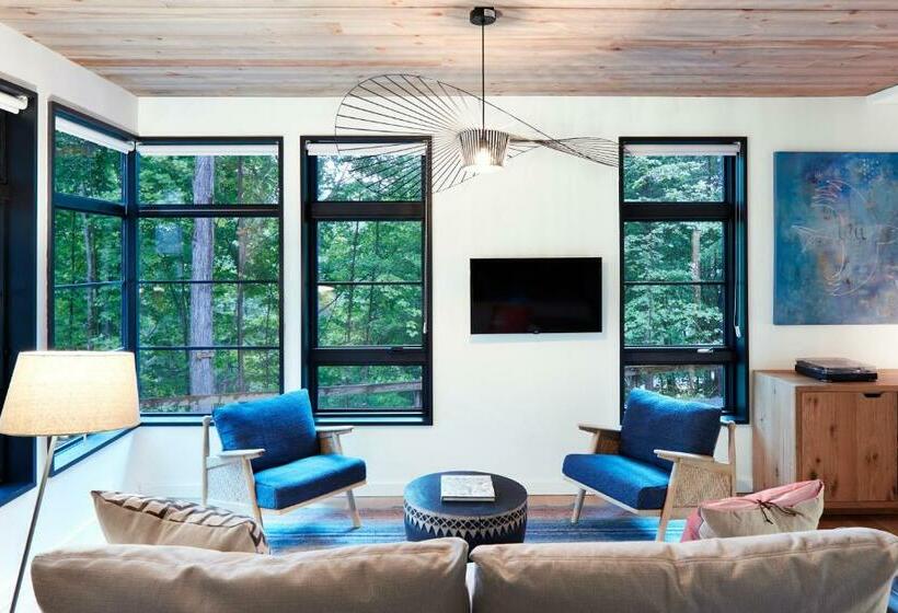 Четырехместный Номер Стандарт с Балконом, Woodstock Way