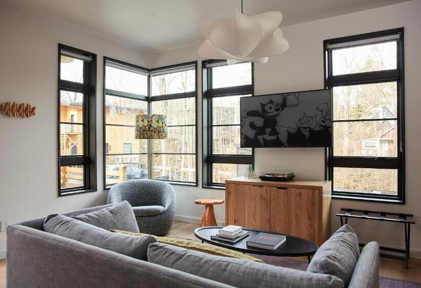 Четырехместный Номер Стандарт с Балконом, Woodstock Way