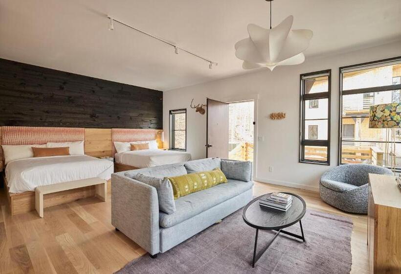 Четырехместный Номер Стандарт с Балконом, Woodstock Way