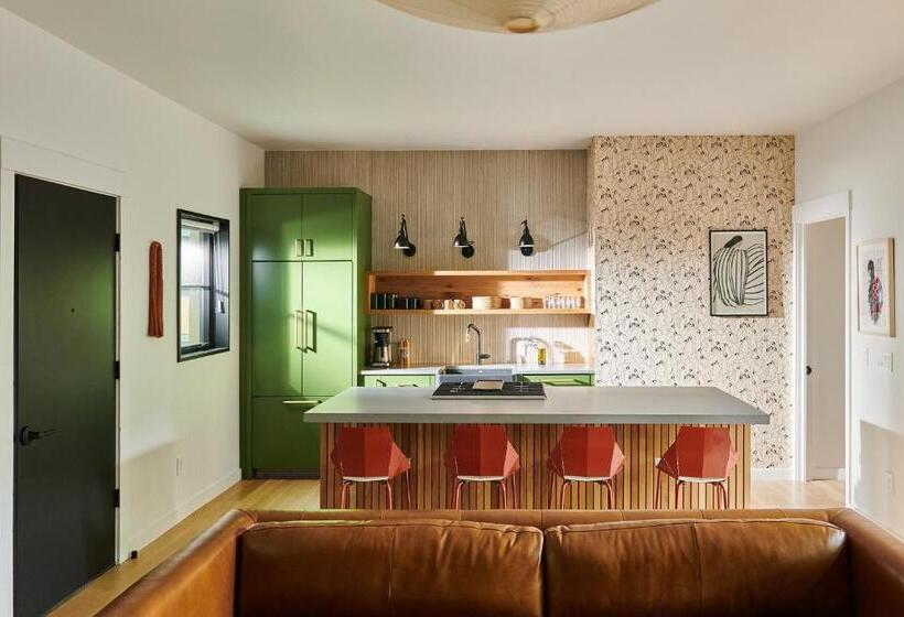 Четырехместный Номер Deluxe, Woodstock Way