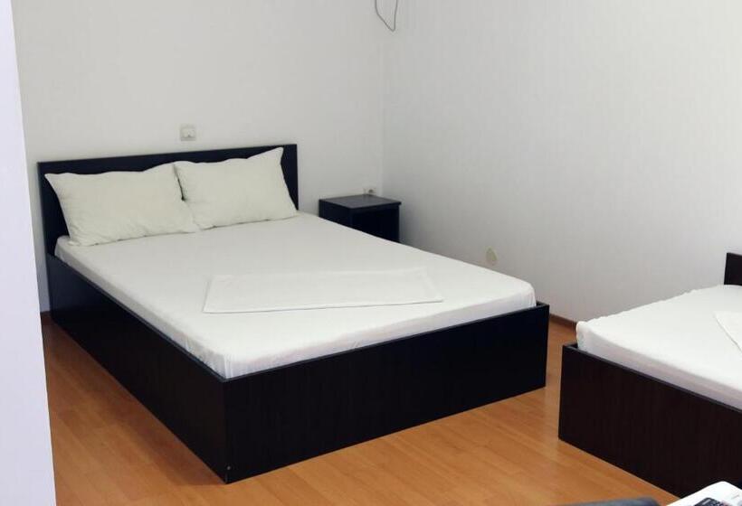 غرفة قياسية مزوَّدة بشُرفة, Pensiunea La Tase