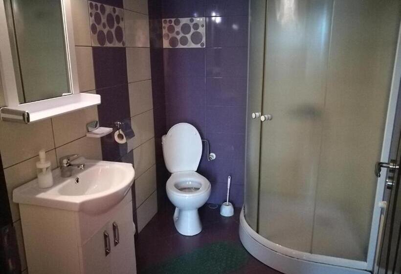 غرفة قياسية ثلاثية, Pensiunea La Tase