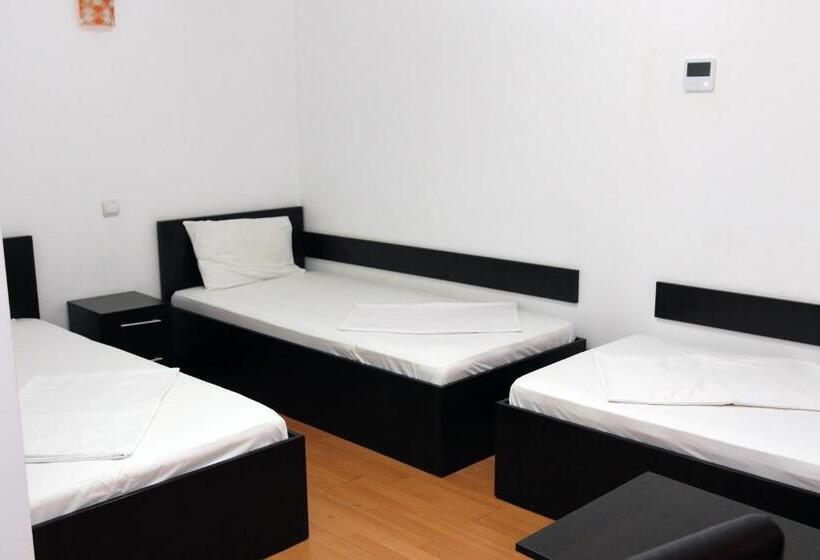 غرفة قياسية ثلاثية, Pensiunea La Tase