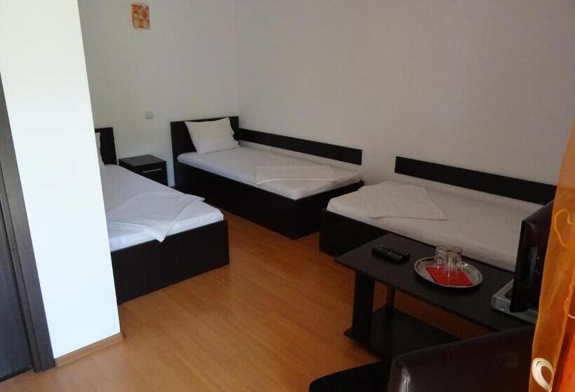 غرفة قياسية ثلاثية, Pensiunea La Tase