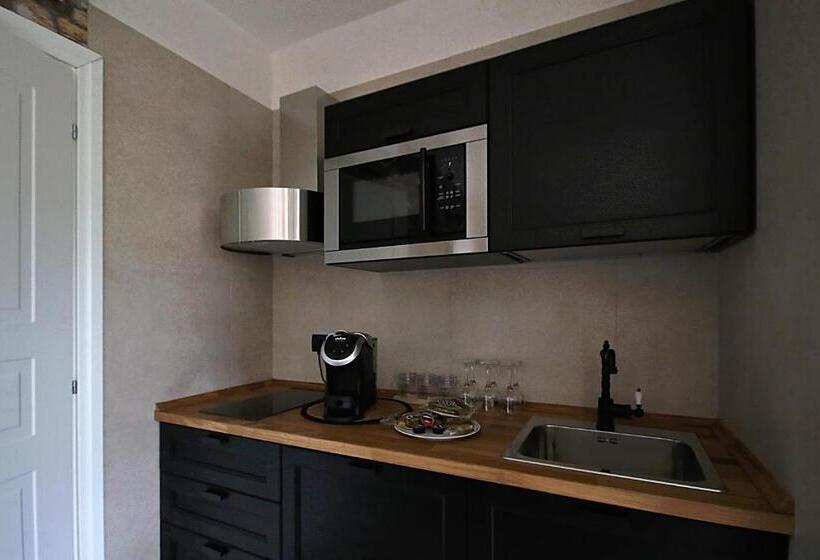 جناح جونيور مزوَّد بتراس, La Maesta