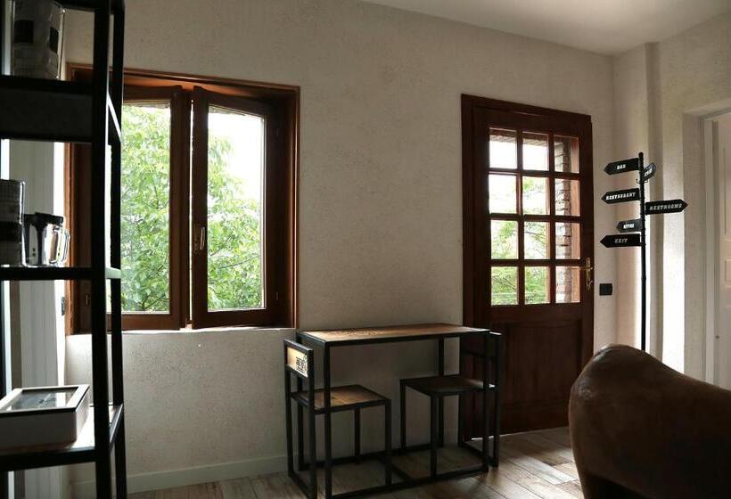 جناح جونيور مزوَّد بتراس, La Maesta