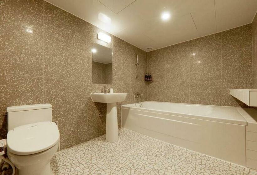 חדר סטנדרט לשלושה, Yaja Westgate