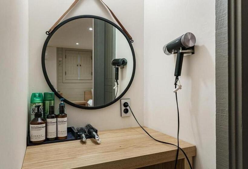 חדר סופריור, Yaja Westgate