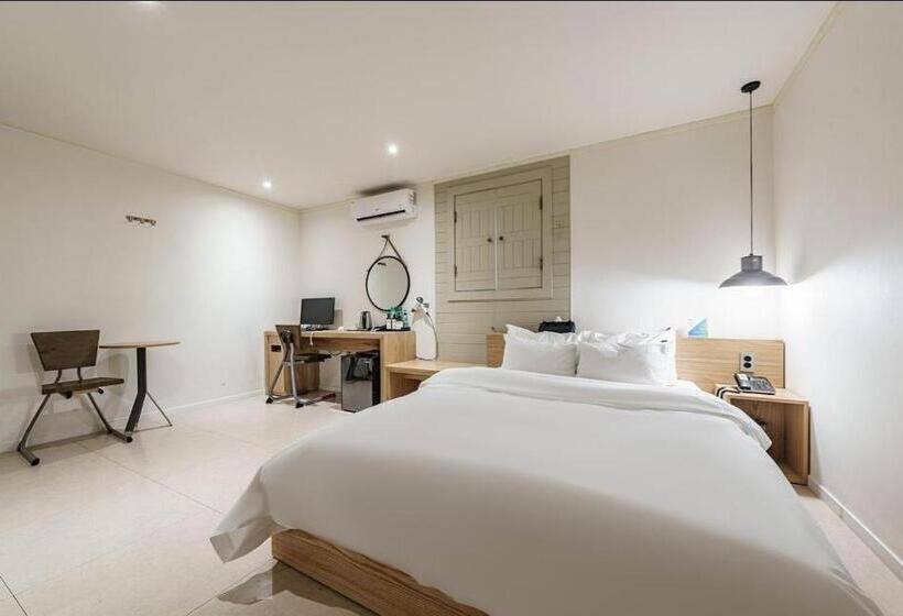 חדר סופריור, Yaja Westgate