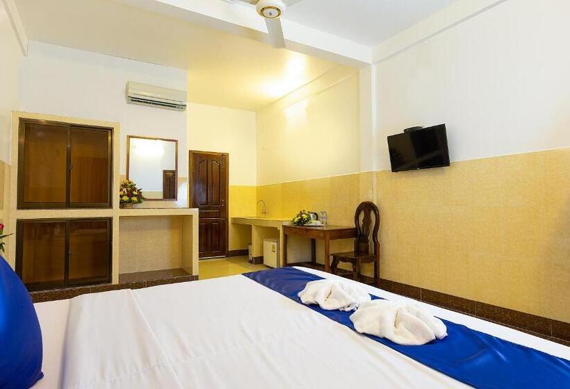 غرفة قياسية مزوَّدة بشُرفة, Botoum Hostel