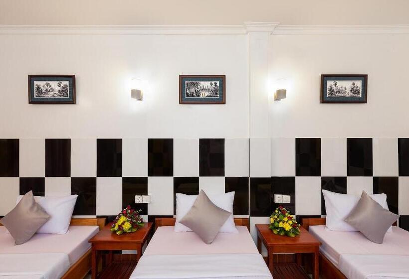 اتاق استاندارد سه تخته با بالکن, Botoum Hostel