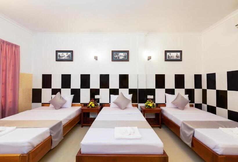 اتاق استاندارد سه تخته با بالکن, Botoum Hostel