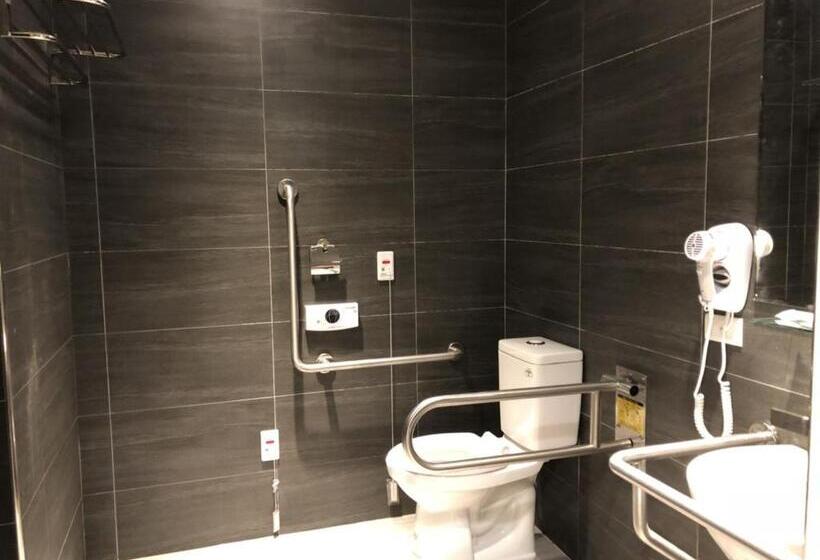 اتاق استاندارد برای معلولان, Honest&warm