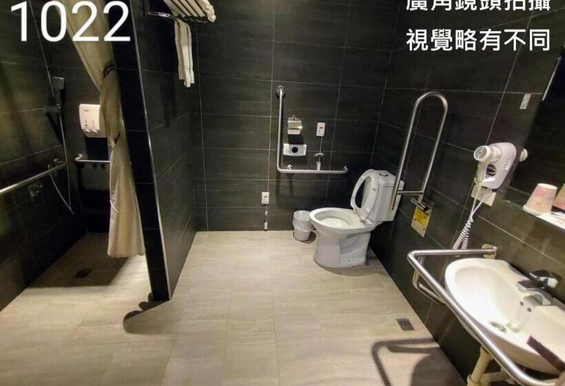 اتاق استاندارد برای معلولان, Honest&warm