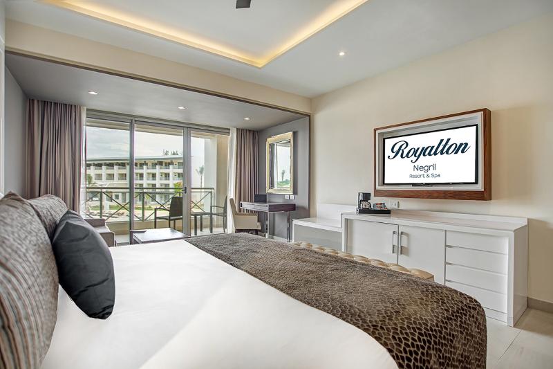 Premium room with view, The Shanghai Edition