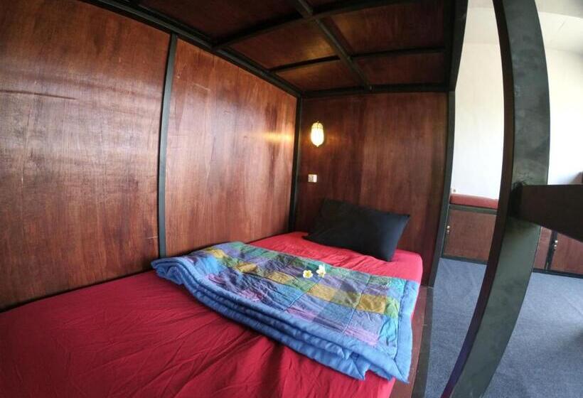 חדר סטנדרטי לארבעה עם חדר אמבטיה משותף, Local Hostel Amed