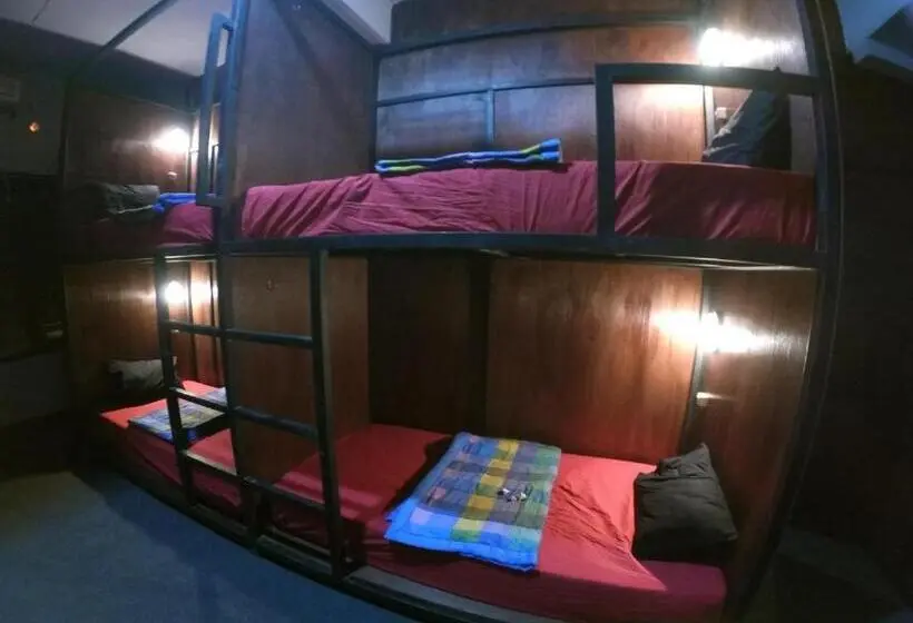 バスルーム共有のトリプルスタンダード, Local Hostel Amed