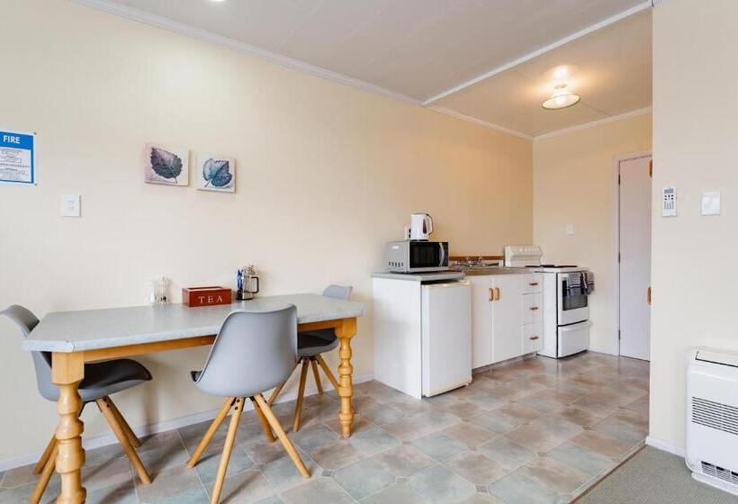 דירת חדר, Highway Lodge Motel