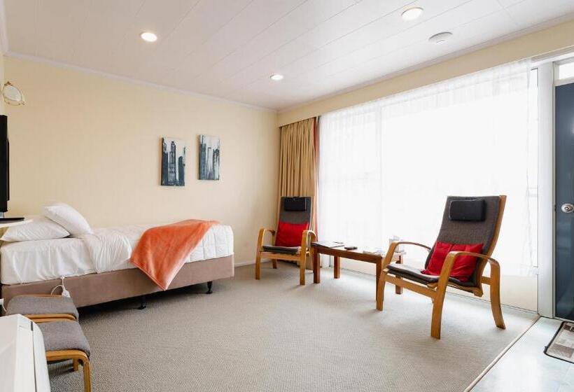 דירת חדר, Highway Lodge Motel