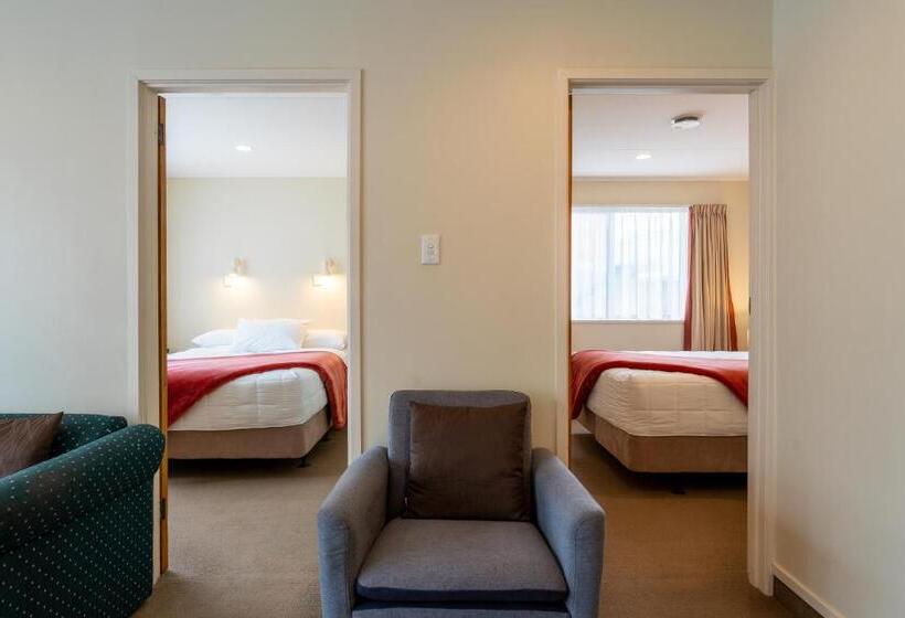 דירת שני חדרים, Highway Lodge Motel