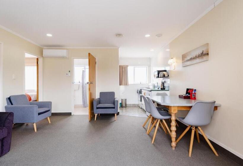 דירת שני חדרים, Highway Lodge Motel