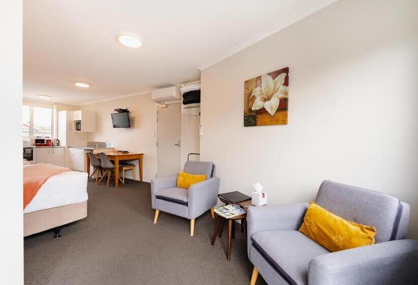 חדר משפחתי מקשר, Highway Lodge Motel