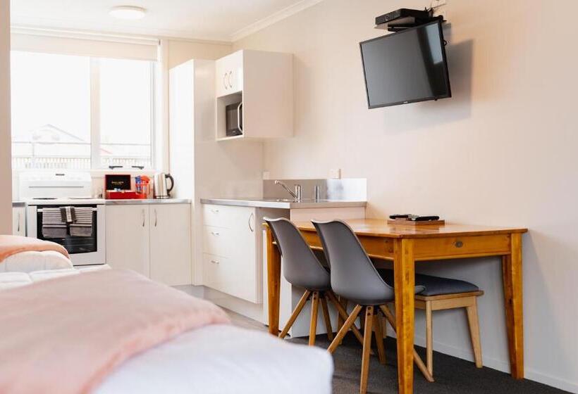 חדר משפחתי מקשר, Highway Lodge Motel