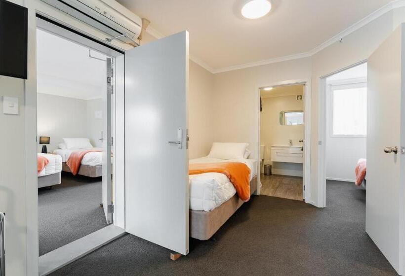 חדר משפחתי מקשר, Highway Lodge Motel