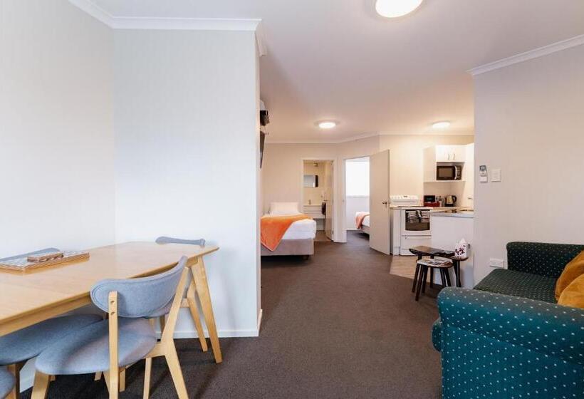 חדר משפחתי מקשר, Highway Lodge Motel