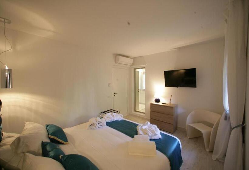 מיטת קינג בסוויטה, Geco Di Giada Art Suites   Adult Only