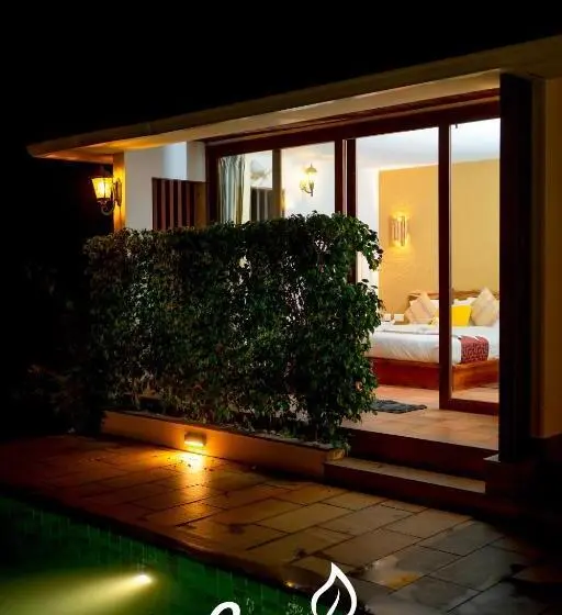 اتاق استاندارد با چشم‌انداز استخر, Le Candles Resort