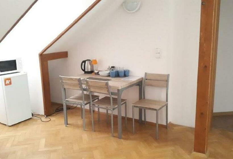 اتاق استاندارد سه نفره, Fairy Tale Prague From Lev I Sova