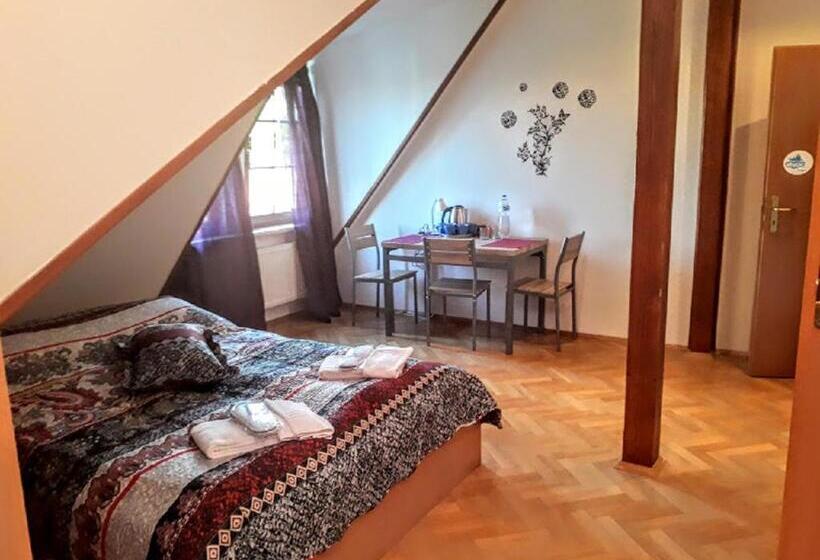 اتاق سوپریور خانوادگی, Fairy Tale Prague From Lev I Sova