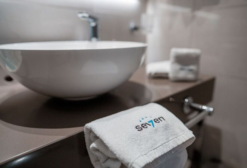 חדר סטנדרט יחיד, Seven