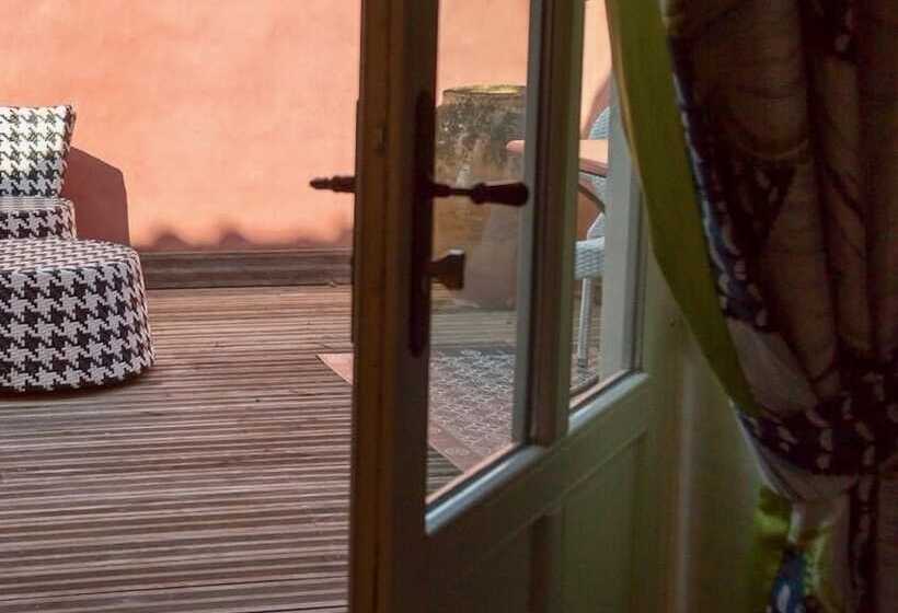 غرفة قياسية, Le Square