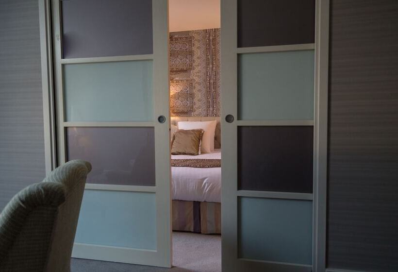 غرفة قياسية, Le Square