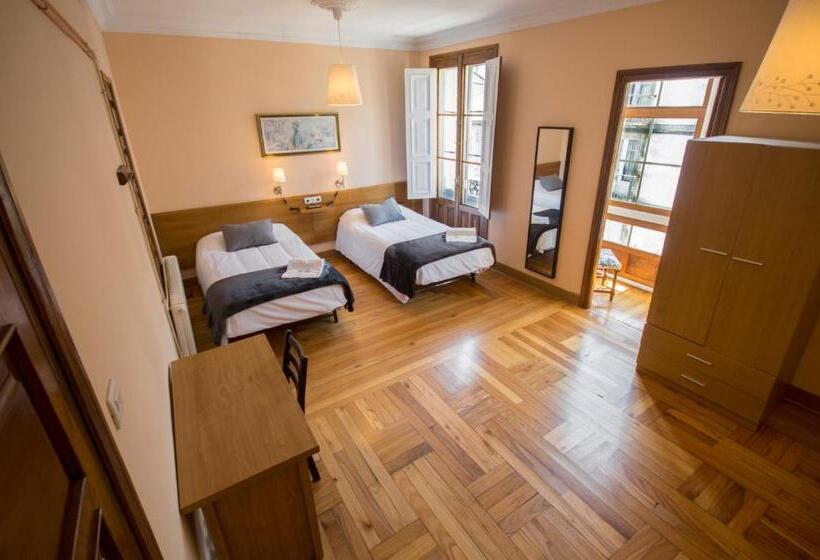 اتاق استاندارد سه تخته با بالکن, La Posada De La Casona De Sarria