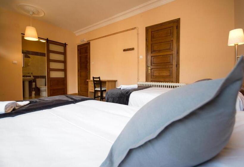 اتاق استاندارد سه تخته با بالکن, La Posada De La Casona De Sarria