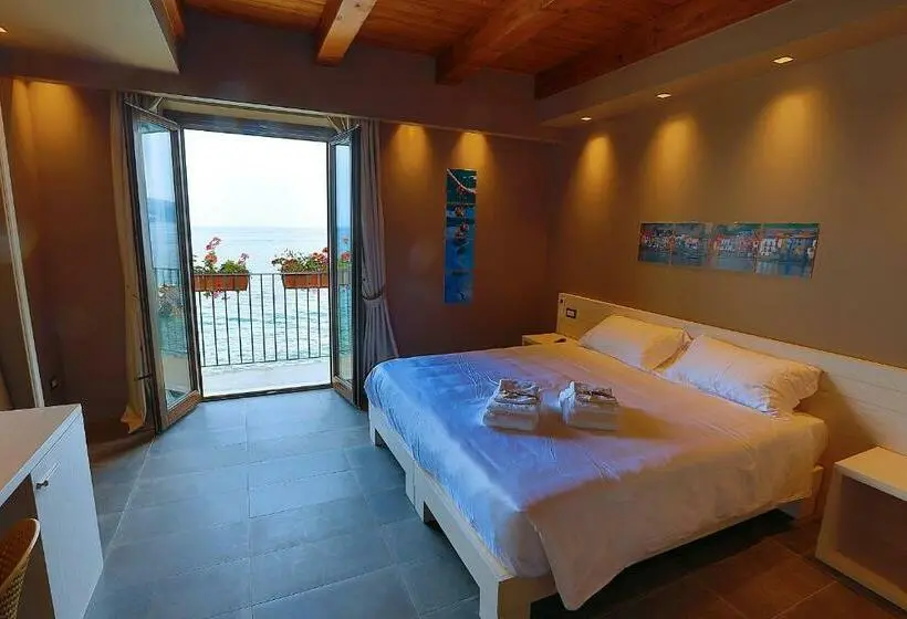 اتاق لوکس با بالکن و چشم‌انداز دریا, Il Casato Deluxe Rooms