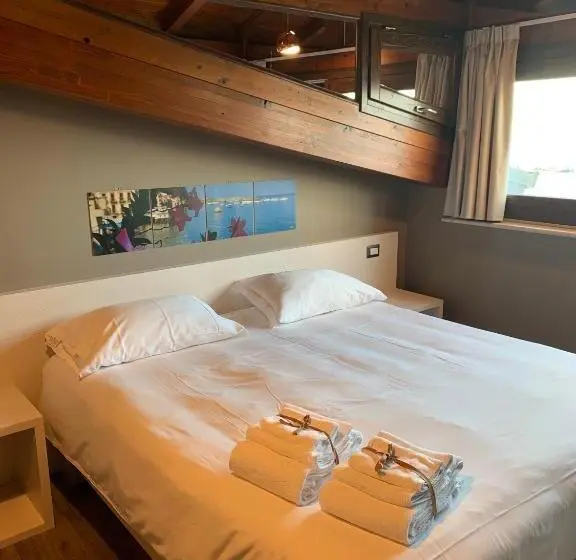 اتاق لوکس با چشم‌انداز دریا, Il Casato Deluxe Rooms