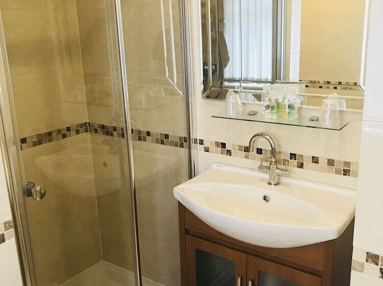 חדר סטנדרט, The Waterfront